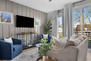 Smart TV, books, stereo, offices