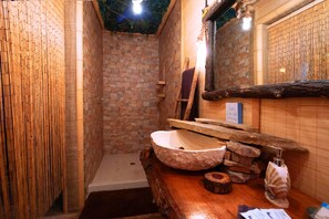 Haartrockner, Handtücher, Shampoo