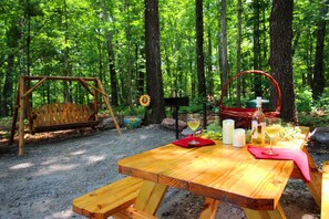 Outdoor dining - Shipwrecked-VERY COOL couple's ATL area theme suite! (Carroll County)