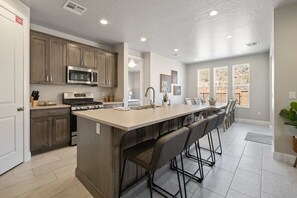 Fridge, microwave, oven, stovetop - Lazy River Retreat, LOADED WITH EXTRAS! (Washington)