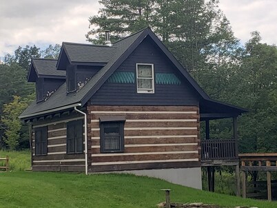 Cozy, secluded log cabin, summer vacation get-away or Fall Hunters paradise .