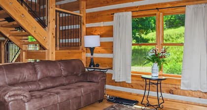Cozy, secluded log cabin, summer vacation get-away or Fall Hunters paradise .