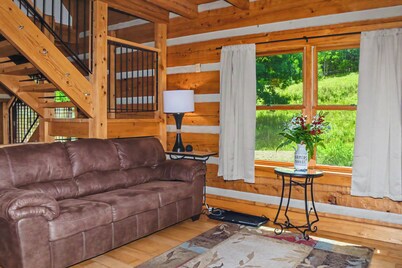 Cozy, secluded log cabin, summer vacation get-away or Fall Hunters paradise .