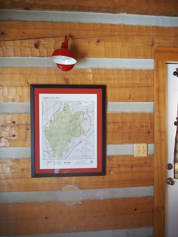 Mapa de área de manejo da vida selvagem emoldurado numa parede de madeira.