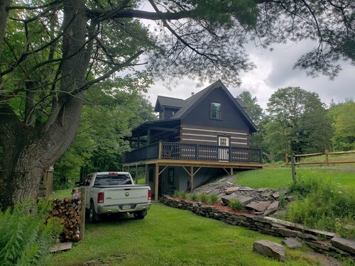 Cozy, secluded log cabin,  summer vacation get-away or Fall Hunters paradise .