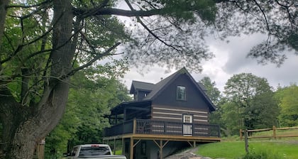 Cozy, secluded log cabin, summer vacation get-away or Fall Hunters paradise .