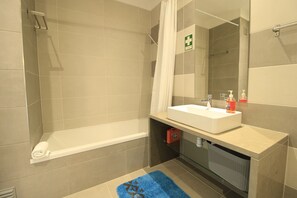 Bathtub, hair dryer, towels - ALBUFEIRA PRESTIGE WITH POOL by HOMING (Albufeira)