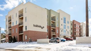 Un immeuble d’appartements à plusieurs étages, sur lequel on peut lire l’inscription « trailside45 ».