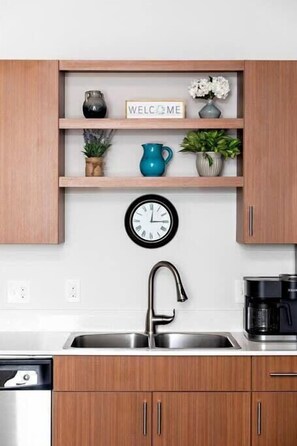 Frigorifero, microonde, forno, piano cottura