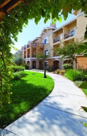 المنطقة المحيطة بالمنشأة