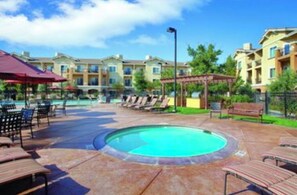 Outdoor pool, a heated pool - Downtown & Local wineries nearby as well as theme park! Family oriented  & patio (Napa)