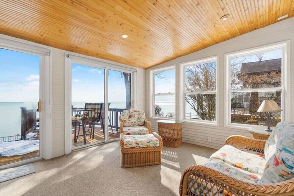 Smart TV - Krusty Krab! Lakefront Getaway, Walk to Downtown! (Port Sanilac)