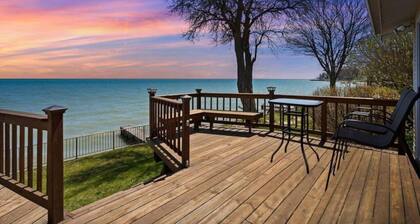 Krusty Krab! Lakefront Getaway, Walk to Downtown!