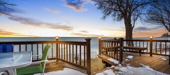 Krusty Krab! Lakefront Getaway, Walk to Downtown!