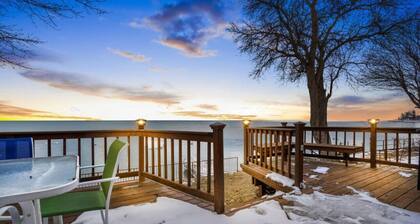 Krusty Krab! Lakefront Getaway, Walk to Downtown!