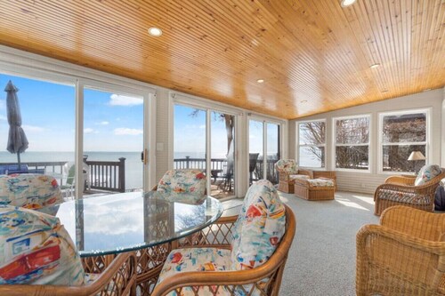 Krusty Krab! Lakefront Getaway, Walk to Downtown!