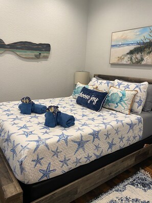 1 bedroom, iron/ironing board, free WiFi, bed sheets - Cute and Beachy stay for 6, Enjoy walks to beach! (Galveston)