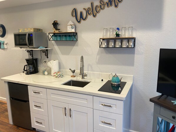 Fridge, microwave, stovetop, toaster - Cute and Beachy stay for 6, Enjoy walks to beach! (Galveston)