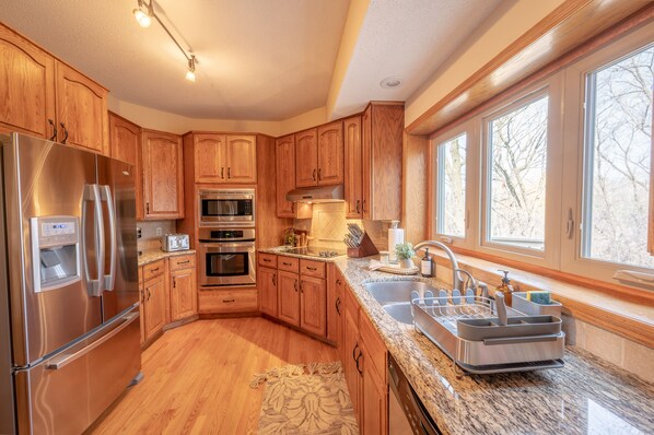 冰箱、微波炉、烤箱、炉灶