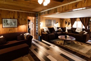 TV connectée, Netflix, lecteur de DVD, livres