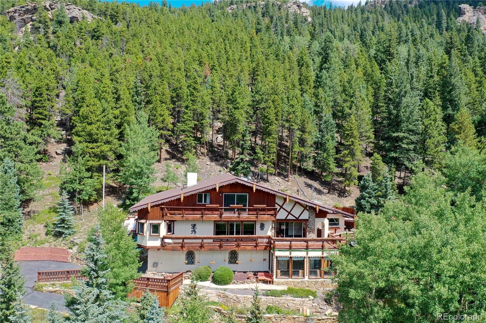 Cheerful chalet with hot tub! Sweeping views, close to town and trails!