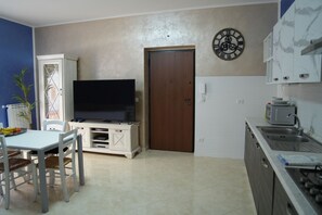 Refrigerador, horno, parrilla de estufa y cafetera y tetera
