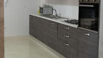 Frigorifero, forno, piano cottura, macchina per tè/caffè
