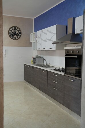 Kühlschrank, Ofen, Herdplatte, Wasserkocher mit Kaffee-/Teezubehör