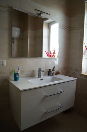 Regadera, bidet, papel de baño