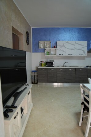 Refrigerador, horno, placa de cocina, cafetera/tetera