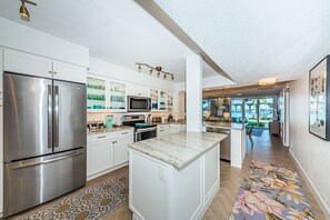 Frigorifero, microonde, forno, piano cottura