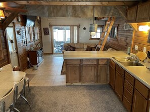 Älytelevisio, DVD-soitin, kirjoja, stereot