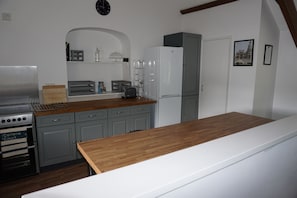 Fridge, microwave, oven, stovetop - Situated in a quaint village-walking distance to Slapton Sands Beach & Ley. (Slapton)