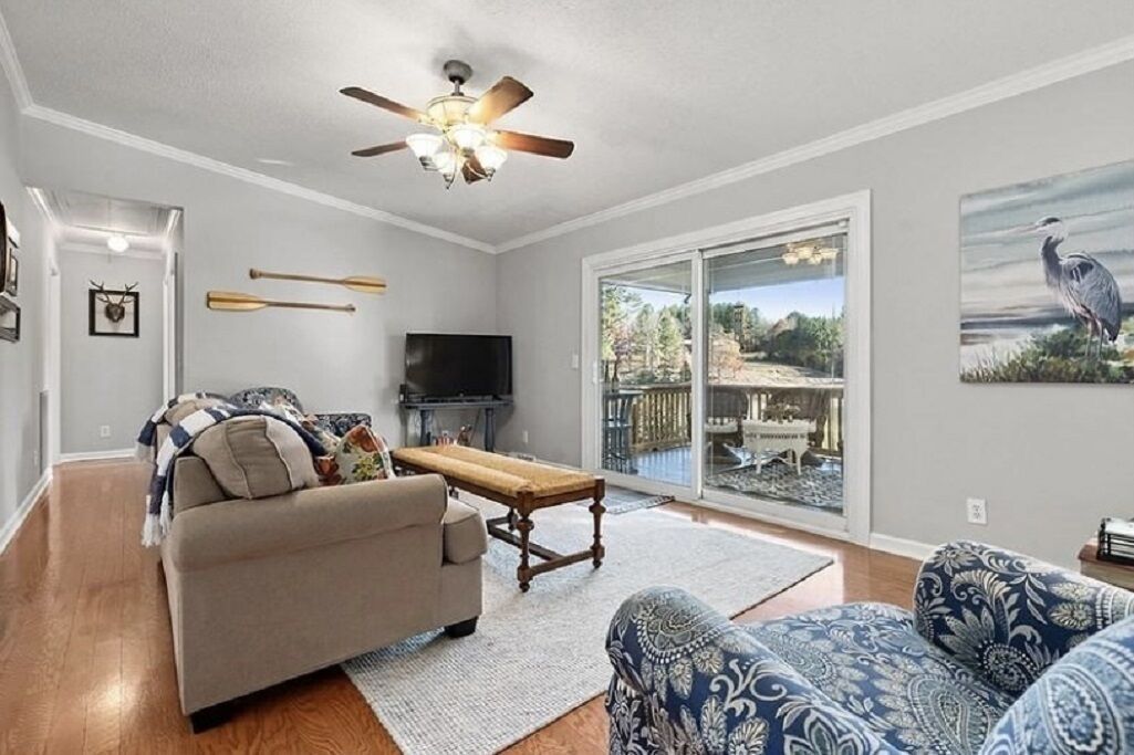 Smart TV, books, stereo