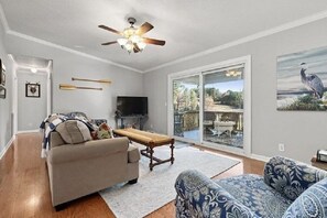 Smart TV, books, stereo