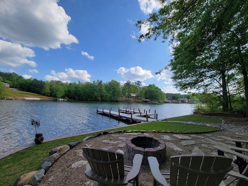 Peaceful Pet Friendly 3BR 2BA Cottage w/ dock!