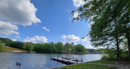 Peaceful Pet Friendly 3BR 2BA Cottage w/ dock!
