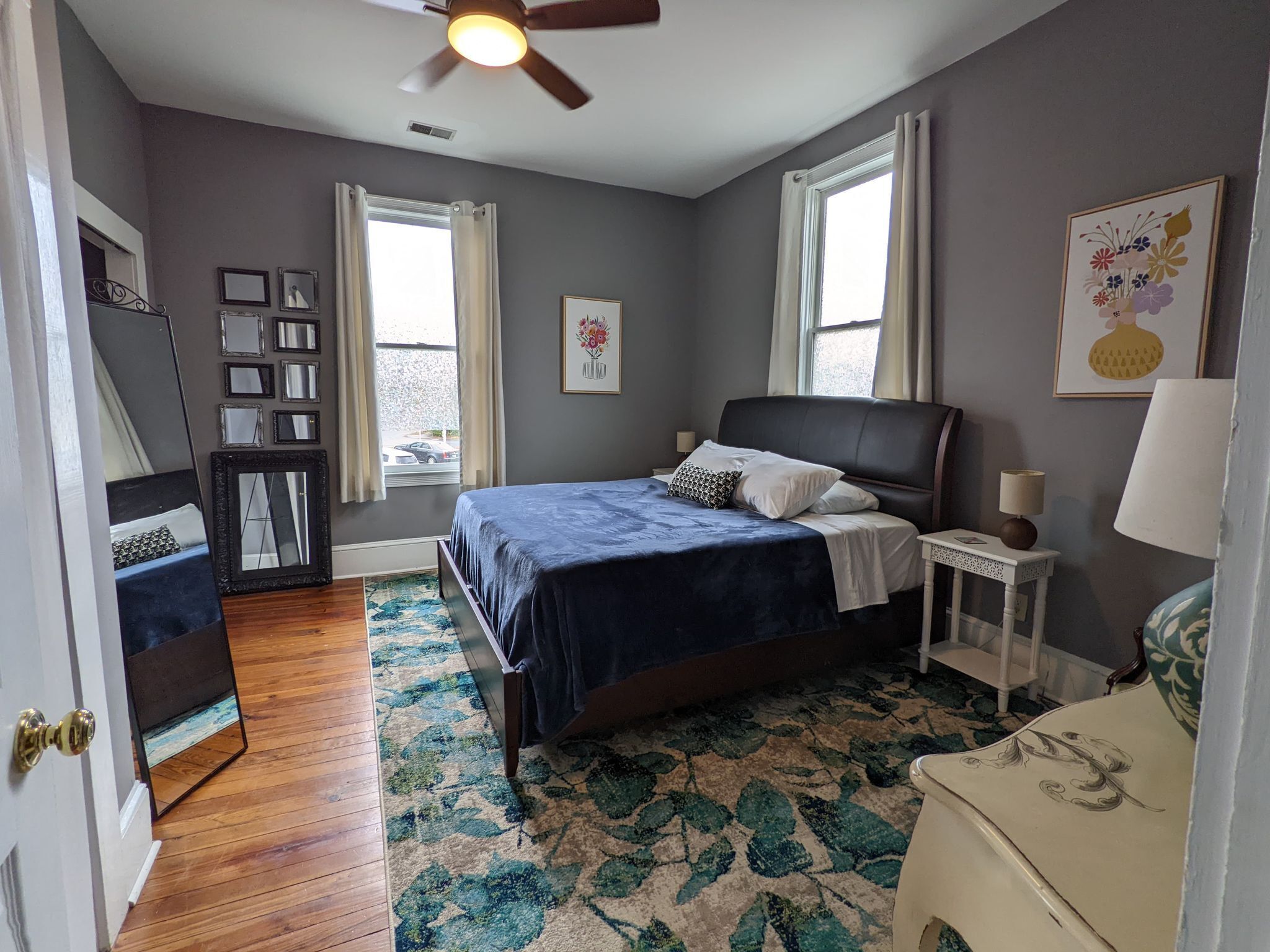 Lively area, shows/classes/charm!