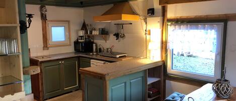 Réfrigérateur, four à micro-ondes, surface de cuisson, lave-vaisselle