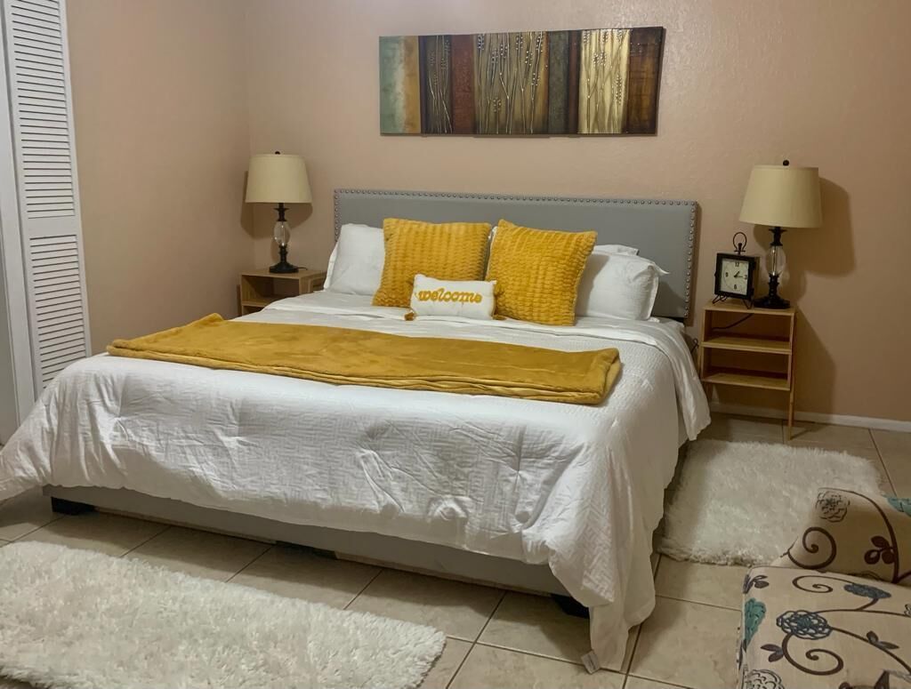 Beach house- 15 minutes from Cape Coral beach