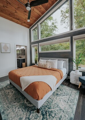 2 habitaciones, escritorio y tabla de planchar con plancha 