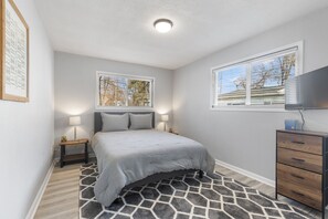 2 chambres, bureau, fer et planche à repasser, lit de bébé portatif