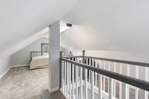 2 bedrooms, desk, iron/ironing board, travel crib - Charming 2BR South Lansing Retreat Close to MSU & Downtown (Lansing)