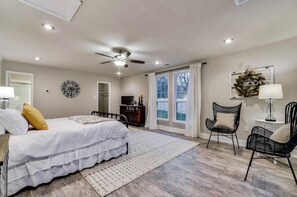 4 habitaciones, tabla de planchar con plancha y cuna de viaje 