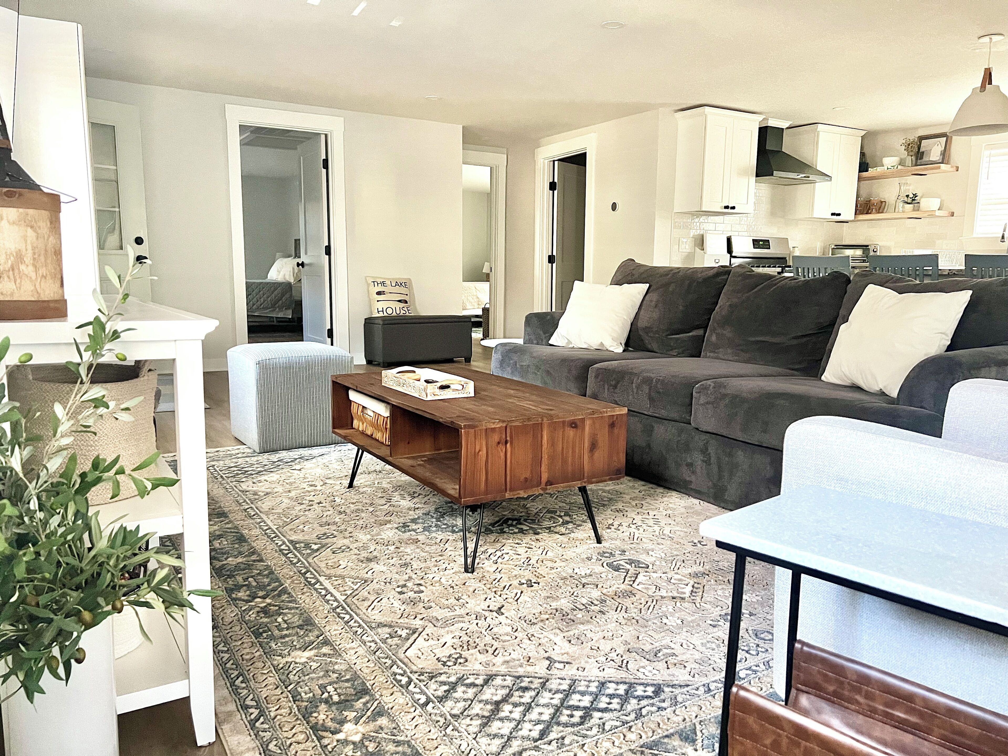 Cozy fall getaway on the water at Lake Winni! Leaf peeping; antiques; beach