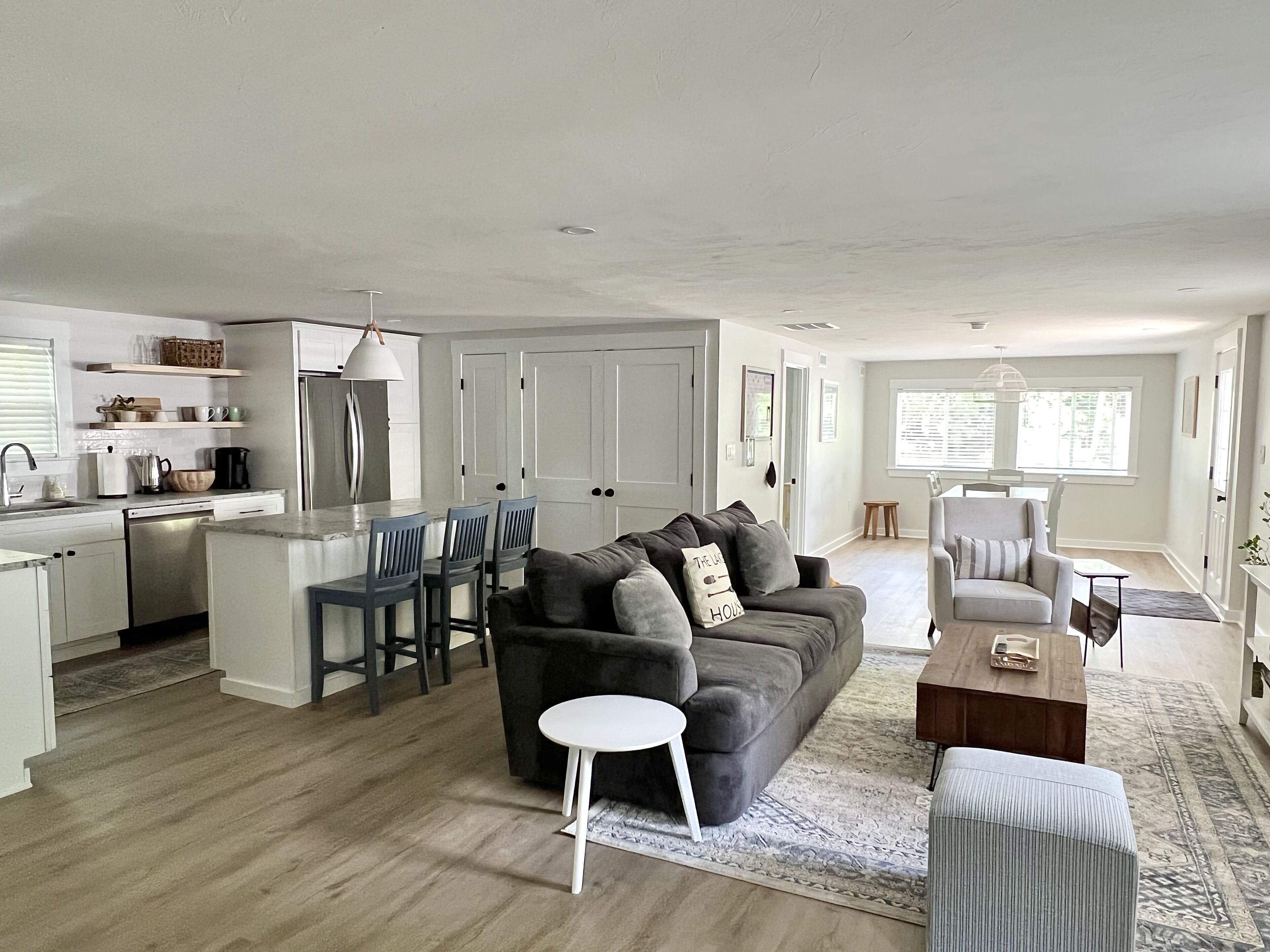 Cozy fall getaway on the water at Lake Winni! Leaf peeping; antiques; beach