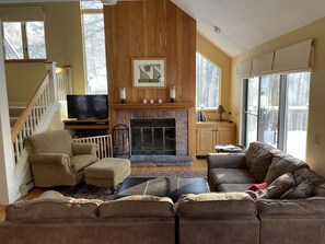 Älytelevisio, takka, DVD-soitin, kirjoja