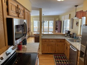 Jääkaappi, mikroaaltouuni, uuni, liesi