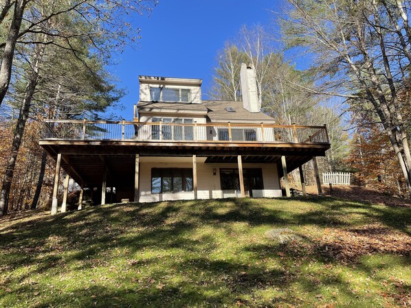 A two-story house with a balcony and a chimney. - Amazing family friendly 3+ Bedroom, 3 Full Bath in Quechee  (White River Junction)