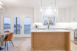 Fridge, microwave, oven, stovetop - Luxe Exclusive 4 Bedroom House (London)